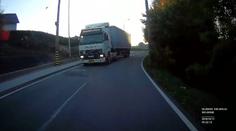 Tady šlo o život! Autobus se vyhýbal kamionu a boural!