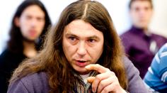 Aktivista Penc přinesl poslancům marihuanu, odvedli ho v poutech