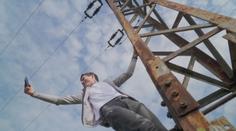 Dívky šplhaly na elektrický stožár. Tragédii zabránil kolemjdoucí