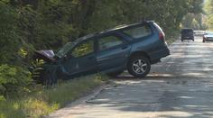 Auto narazilo do stromu, další se srazilo s dodávkou. Dva mrtví