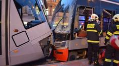 Na pražském Smíchově se srazily dvě tramvaje, řidič asi zkolaboval