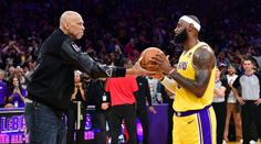 LeBronovy oslavy na 10 minut přerušily hru. Abdul-Jabbar mu gratuloval míčem