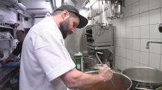 Menu pro děti do 50 Kč. Vítěz soutěže MasterChef ukázal vedoucím jídelen, jak na to