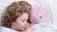 Spánek je u dětí klíčový. Experti zjistili přesný čas, kdy mají vstávat a usínat