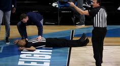 Děsivý moment! Basketbalový rozhodčí omdlel během utkání