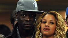 PIKANTNÍ FOTO. Balotelli si na gauči užíval s přítelkyní