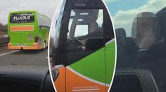 Řidič Flixbusu telefonoval za jízdy. "Autobus byl plný lidí," tvrdí svědek