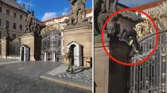 "Proč to tu máte zavřený?!" zařval muž a přelezl bránu na Pražský hrad! VIDEO