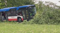 Při srážce auta s autobusem se zranilo pět lidí. Na místo letěl vrtulník