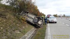 Nehoda na dálnici D5. Řidička nezvládla řízení a skončila v příkopu