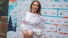 Přímo mezi cyklisty. Maděrová zažila slavný závod přímo z ředitelského vozu