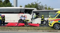 Nehoda dvou autobusů v Praze: Hasiči vyprošťovali zaklíněného řidiče