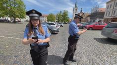 Strážníci berou neplatičům SPZ. Ti začínají ze strachu pokuty splácet