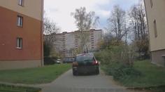Ujíždějící řidiči se za volantem střídali. Nakonec sami auto zastavili