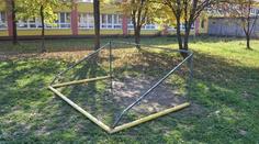 Kluci hráli fotbal, na Filipa spadla branka! Přimáčkla ho k zemi
