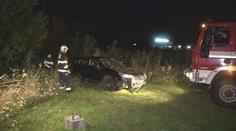 Řidič nevybral zatáčku, poslal auto sto metrů do lesa a utekl