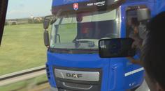 Tablety, mobily, nepozornost! Policie kontroluje řidiče kamionů z autobusu