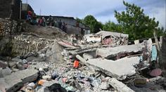 Zemětřesení na Haiti zabilo rodinu, zřítil se na ni dům