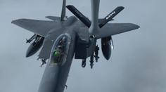 Mezinárodní cvičení na českém nebi: Američtí piloti trénovali tankování stíhaček za letu