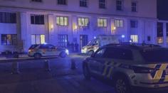 Lidé před ministerstvo nosí květiny. Proč se tu muž zabil, se zatím neví