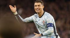 Běsnící Ronaldo. Při odchodu ze hřiště ironicky tleskal a nadával rozhodčímu