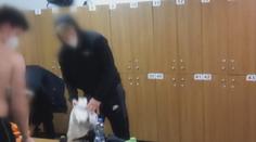 Máme zavřeno, ujišťoval majitel fitness centra policisty. Uvnitř cvičilo 19 lidí