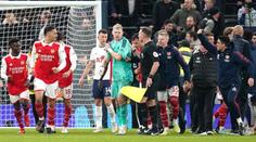 Čtyři roky bez fotbalu. Fanoušek napadl brankáře Arsenalu a dostal tvrdý trest