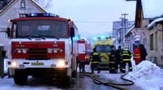 Seniorka se zřejmě otrávila při požáru v bytě. Chytla jí lampička