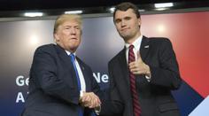 Komentátora Kirka při debatě zasáhl střelec. Trumpův spojenec na následky zranění zemřel