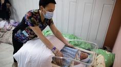 Přes 20 miminek v Kyjevě čeká na své rodiče. Ti si pro ně ze zahraničí nemohou přijet