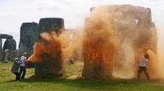 Británie je v šoku. Aktivisté posprejovali slavný monument Stonehenge