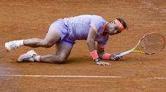 Neuvěřitelný Nadal. Při výměně spadl, následně ji vyhrál skvělým úderem