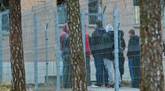 Ve Vyšních Lhotách zbili uprchlíci strážného! Skončil v nemocnici
