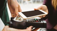 Chystá se bankovní revoluce! Ode dneška můžete platit mobilem