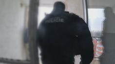 Chtěl skočit z 13. patra, policie ho zachránila jen díky pohotovému svědkovi