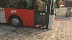 Opravená silnice v Mělníku má hned problém. Na retardéru se zasekávají i autobusy