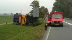 Řidič havarovaného kamionu měl v kabině 2 lahve vodky. Nadýchal 2,26 promile
