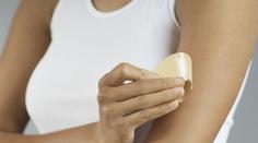 VELKÝ TEST NÁPLASTÍ: Které drží dobře a které se hned odlepí?