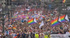 Praha se zbarvila do duhových barev. Na pochod Prague Pride zavítaly tisíce lidí