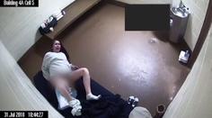 Žena porodila přímo ve své cele! Nikdo jí v nejtěžší chvíli nepomohl