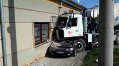 Totální destrukce: Tatra auto úplně sešrotovala, skončila až v domě