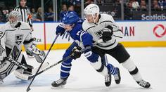 Kämpf skóroval a Toronto rozstřílelo Kings. Hronek a Kubalík bez bodů