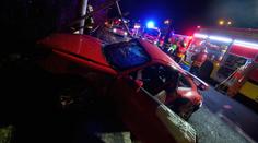 Ze sporťáku vrak. Porsche v Ostravě trefilo zábradlí i sloup. VIDEO