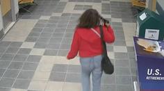 Žena vešla do policejní stanice s pistolí u hlavy. Pak začala střílet