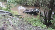 Mladá řidička nezvládla řízení a spadla do řeky. Auto musel vyprostit jeřáb
