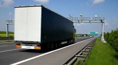 Tragická nehoda kamionů na silnici R10. Řidič srážku nepřežil!