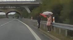 VIDEO: Ženy riskovaly život, aby si zkrátily cestu. Místo přechodu zvolily dálnici