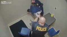 Drama u výslechu: Podezřelý vytrhnul policistovi zbraň! VIDEO