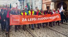 Odbory vyzvaly vládu k dialogu. Už není o čem jednat, oponuje Fiala