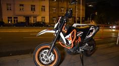 Motocyklista srazil v Praze chodce, muž nehodu nepřežil